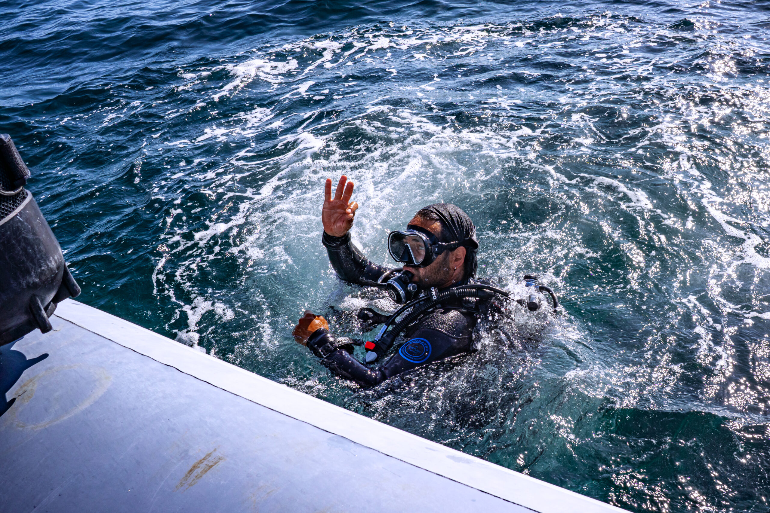 Divers, above the waterline. Ognina di Siracusa, agosto 2023